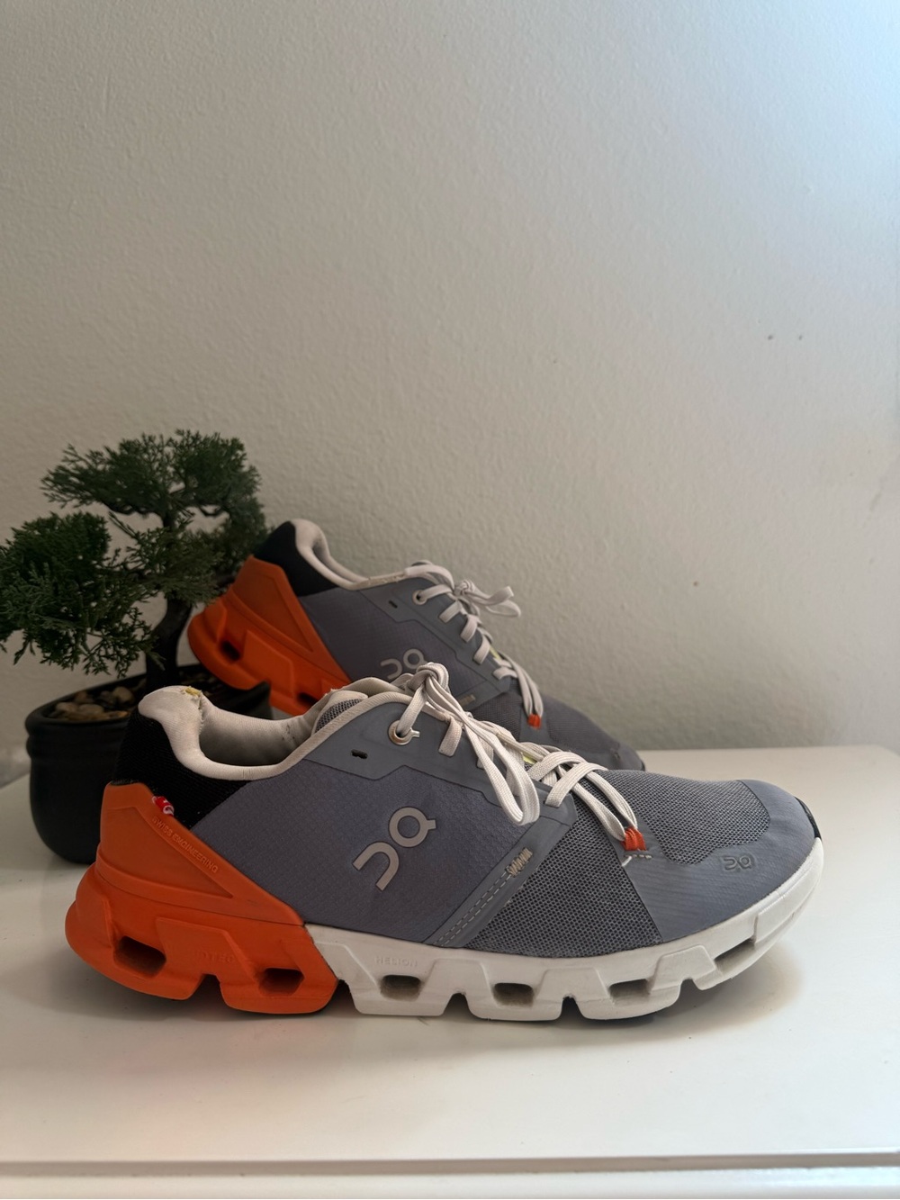 On Running cloudflyer 4 Men size 9 Athletic Shoes — Gray with Orange Accents - Picture 2 of 13